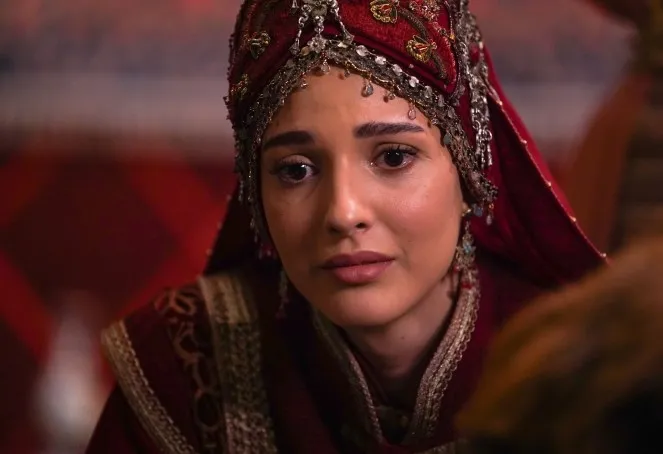 kurulus-orhan-3-bolum-nefes-kesecek-orhan-bey-masaya-yumrugunu-vurdu-1762858138696.jpg Kaynak: ATV