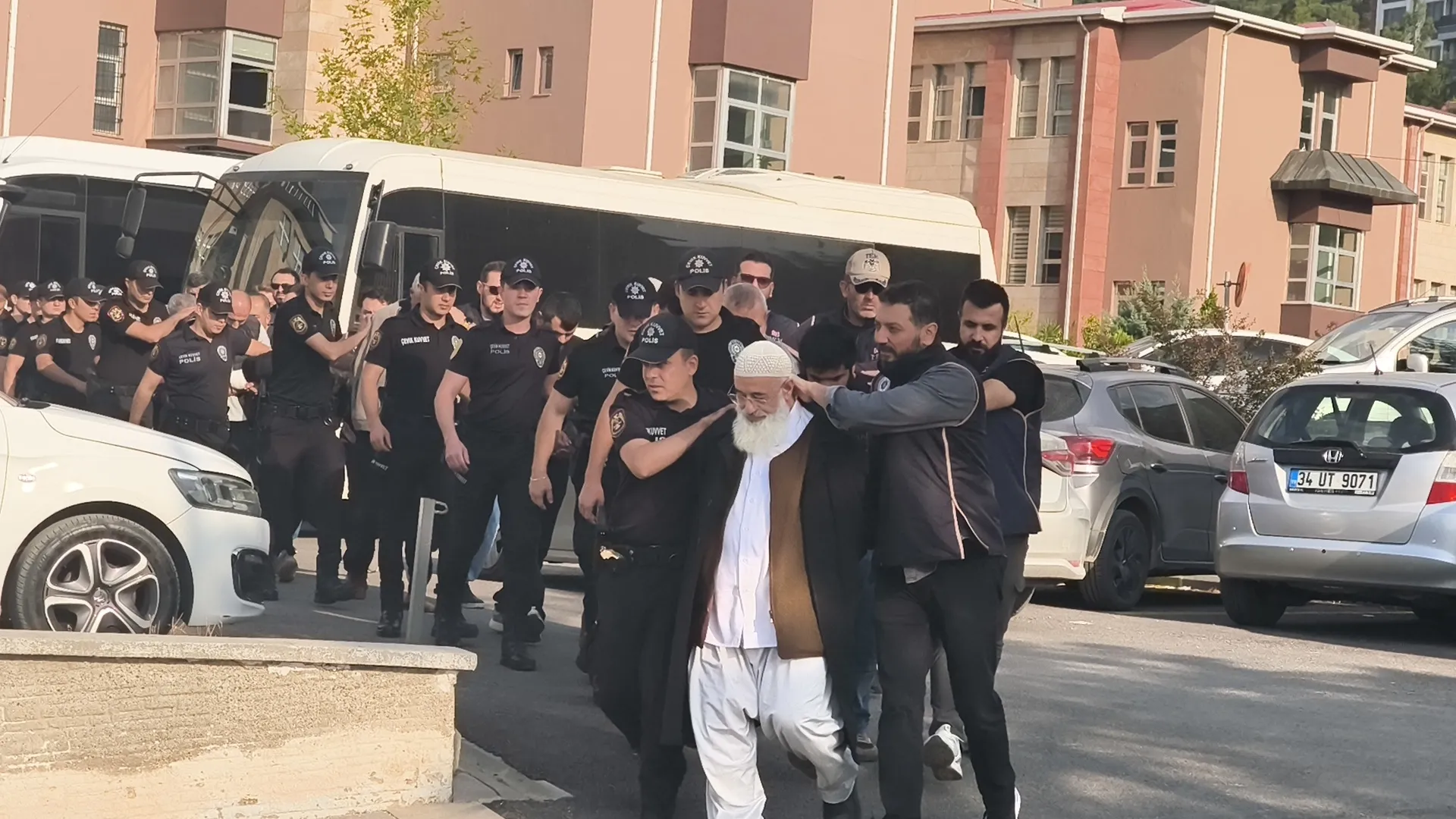 Kahramanmaraş merkezli 8 ilde DEAŞ operasyonu: Gözaltına alınan 39 şüpheliden 22'si tutuklandı