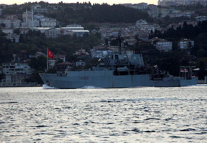 İngiliz araştırma gemisi İstanbul Boğazı'ndan geçti - 1