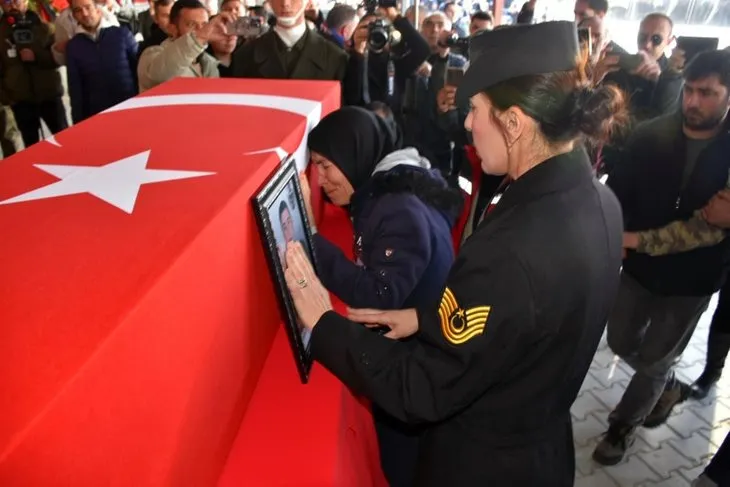 Türkiye şehitlerini uğurluyor! Tabutunun başında gözyaşları sel oldu | Bu acıya yürek dayanmaz