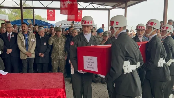 pence-kaplan-sehitlerine-veda-ismail-esmer-ve-mustafa-ozturk-icin-sirnakta-toren-yapildi-son-yolculuguna-ugurl-1667826825201.jpg Pençe-Kaplan şehitlerine veda! İsmail Esmer ve Mustafa Öztürk için Şırnak'ta tören yapıldı | Son yolculuğuna uğurlandı - 12