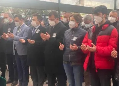 canan-kaftancioglu-erkeklerle-birlikte-ayni-safta-cenaze-namazi-kildi-1617991806802.jpg Canan Kaftancıoğlu erkeklerle birlikte cenaze namazı kıldı! Tepki çeken görüntüler - 1