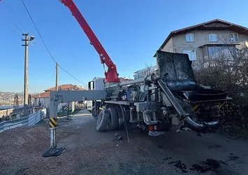 Lastik değiştirmek isterken hastanelik oldular! Bomba gibi patladı