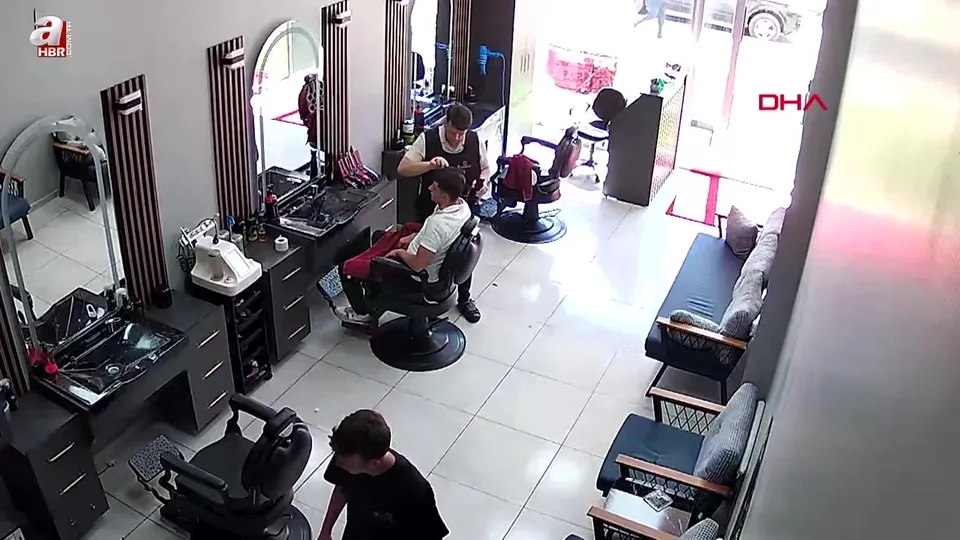 Berberde korkunç anlar! Fön makinesi bomba gibi patladı