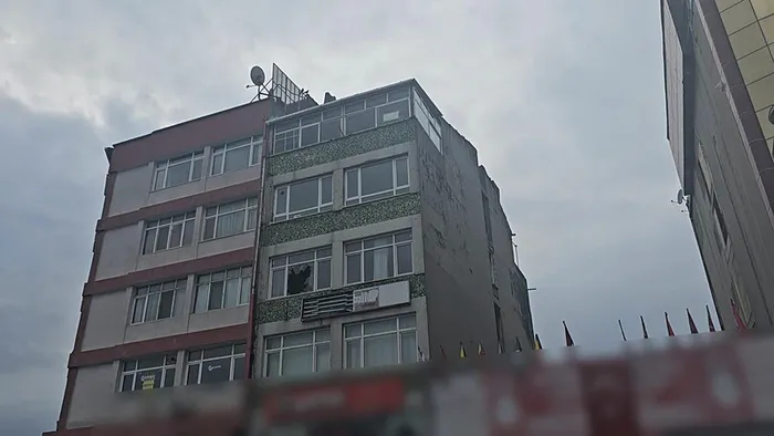 1739878591162.jpeg Fatih'te dövdükleri arkadaşlarını camdan attılar