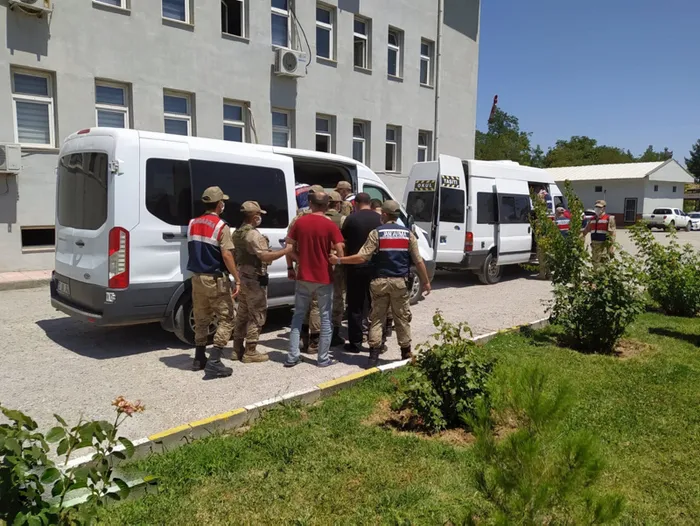 Jandarma ve polisten şok baskın! Hepsi yakayı ele verdi... - 2
