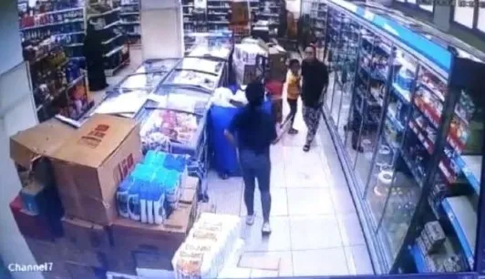 izmirde-kadin-market-personeline-darp-o-anlar-kamerada-1654591352237.jpg İzmir’de kadın market personeline darp! O anlar kamerada - 4