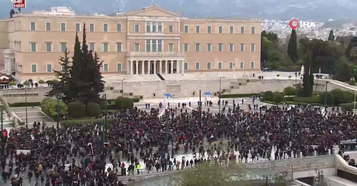 Atina’de greve giden işçilerden protesto