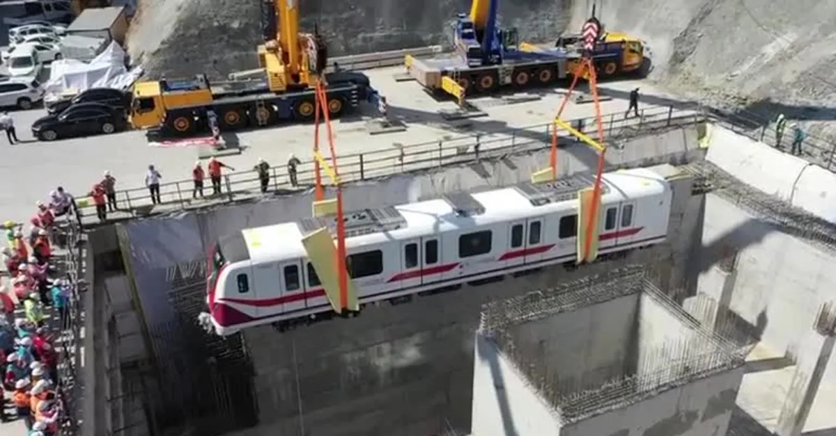 Bakan Karaismailoğlu'ndan heyecanlandıran metro açıklaması: Testlere başlıyoruz! İşte raylara indirilme görüntüleri