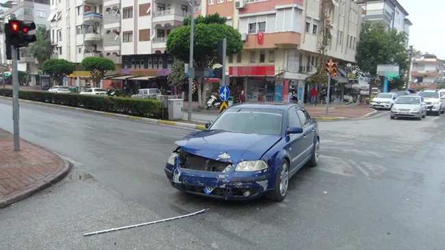 Antalya’da kanala uçan otomobilden burnu bile kanamadan çıktı - 1