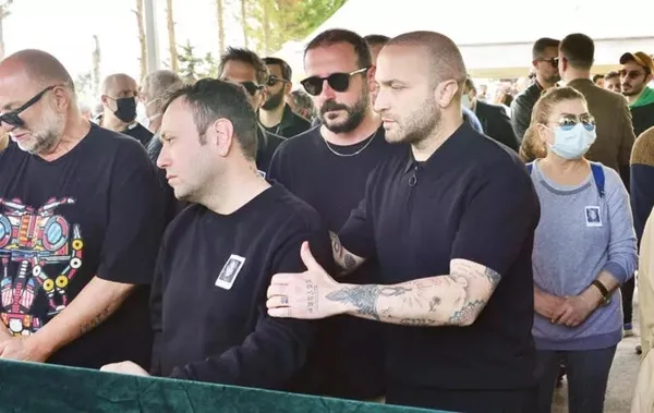 Sanat dünyasını yıkan ölüm! Tunç Kökkaya’nın cenazesinde gözyaşları sel oldu