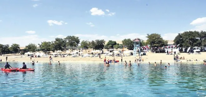 Van Gölü'nde bir kayyum plajı