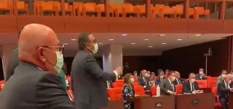 CHP ve HDP'li vekiller vura vura TBMM'deki elektronik ses ve oylama sistemini bozdu