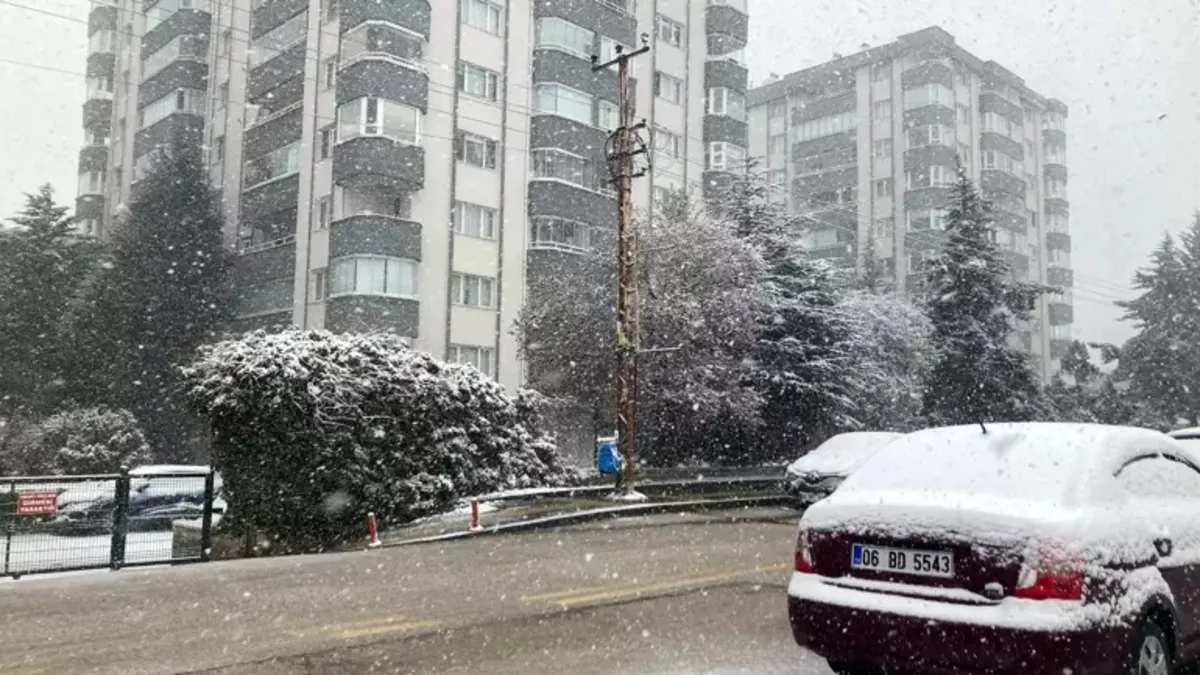 Düzce'de kent merkezi beyaza büründü