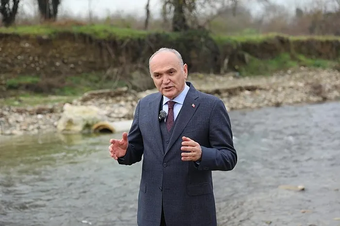 Düzce Belediye Başkanı Faruk Özlü, İstanbul'a su sağlayan Melen Çayı'na kanalizasyon karıştığı söylemlerini tekrarlayarak, bu kez kanalizasyon sularının Melen'e karıştığını belirttiği noktada açıklama yaptı.