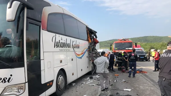 son-dakika-bursada-hafriyat-kamyonu-yolcu-otobusune-carpti-1651760257782.jpg Son dakika: Bursa'da hafriyat kamyonu yolcu otobüsüne çarptı - 3