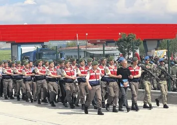 Darbeciler birbirine düştü!