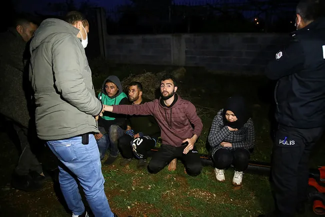 Adana’da kaçak göçmenler 30 kilometre kaçtılar, patates tarlasında yakalandılar - 2
