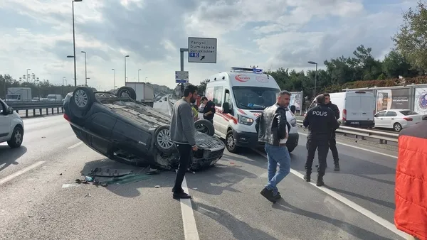 avcilarda-kaza-e-5-karayolu-trafige-kapatildi-1666271510819.jpg Avcılar'da kaza! Minibüse çarpan otomobil defalarca takla attı: 4 yaralı - 2