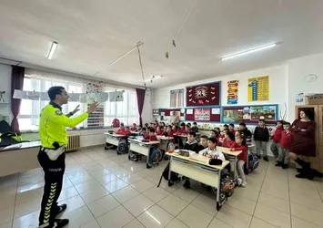 Polislerden öğrencilere trafik eğitimi