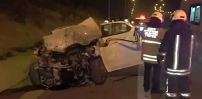 İzmir'de otomobil ekmek kamyonuna çarpıp 300 metre savruldu! - 4