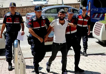 Babasının birlikte yaşadığı kadını öldüren cezaevi firarisinin pişkin tavırları