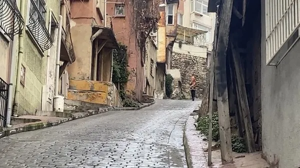 istanbulda-silahli-saldiri-sonrasi-akilalmaz-goruntuler-vuruldugunun-farkina-varmadan-200-metre-yurudu-1675253418301.jpg İstanbul’da silahlı saldırı sonrası akılalmaz görüntüler! Vurulduğunun farkına varmadan 200 metre yürüdü - 2