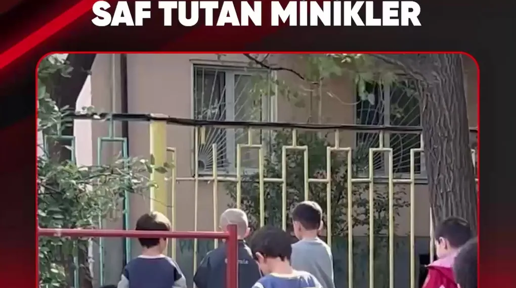 OYUNCAKLARI BIRAKIP SAF TUTAN MİNİKLER