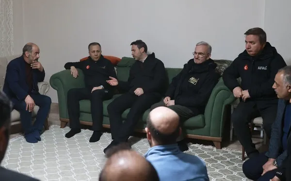 yerlikaya-ve-bayraktardan-erzincandaki-madencilerin-ailelerine-gecmis-olsun-ziyareti-1708372926016.jpeg Bakan Ali Yerlikaya ve Alparslan Bayraktar'dan Erzincan'daki madencilerin ailelerine ziyaret - 4