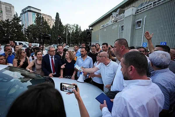 İzmir Büyükşehir Belediyesi çalışanları kazan kaldırdı! İş bırakan memurlardan protesto: Emekçiler burada Cemil Tugay nerede?