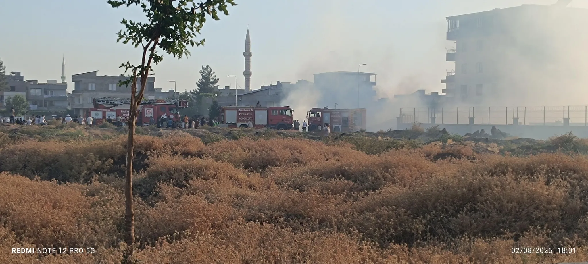 Alevler evleri tehdit etti! Sason'da ekiplerin ve bölge halkının seferber olduğu yangın yerleşim alanlarına ulaşmadan söndürüldü