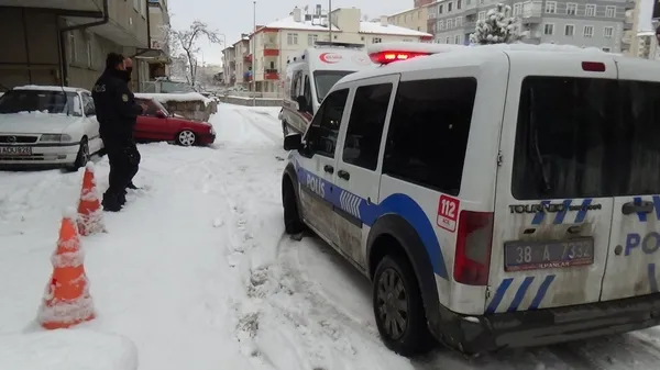 kayseride-ihmal-felaketi-getirdi-3-yasindaki-bebek-yuzey-temizleyicisi-icerek-zehirlendi-1642933180424.jpg Kayseri’de ihmal felaketi getirdi! 3 yaşındaki bebek yüzey temizleyicisi içerek zehirlendi - 1