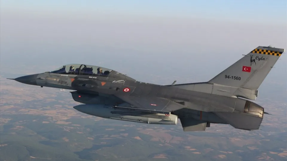 Az kalsın Türkiye'nin gazabına uğrayacaklardı! Yunan basınında şuur kaybı! F-16 gerilimini bakın nasıl savundular