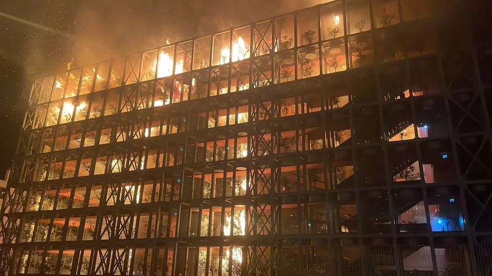 İzmir'de 8 katlı binada büyük yangın! 7 saatin ardından kontrol altına alındı