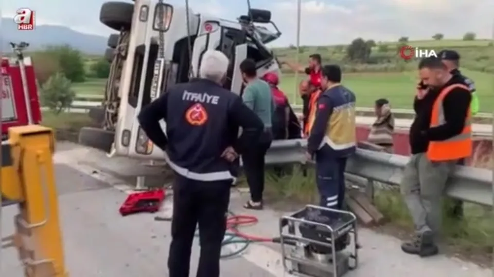 Osmaniye’de tır şarampole devrildi