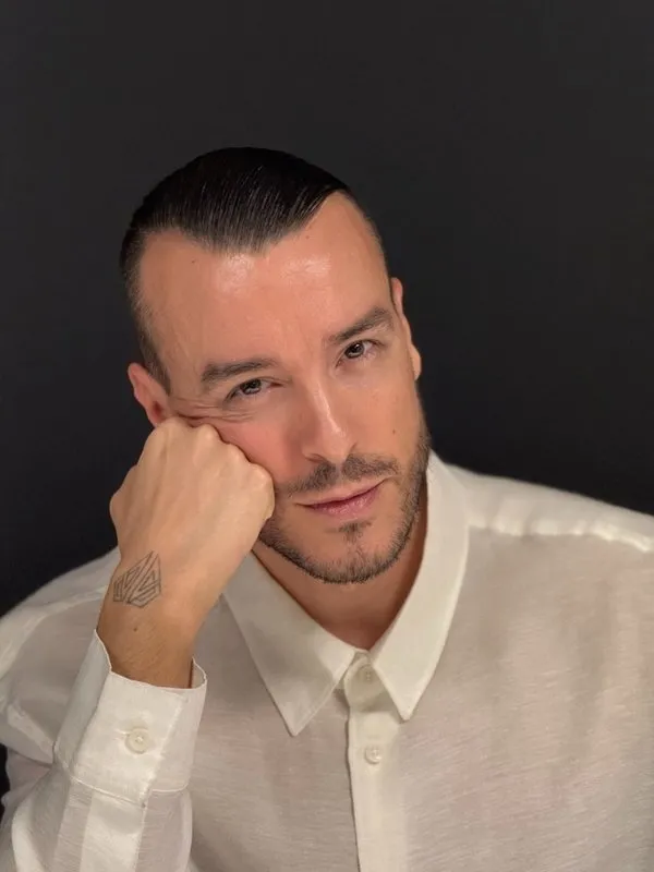 kariyerinde-bir-ilk-cem-adriandan-ayni-yagmur-altindaya-ozel-beste-1769496103076.jpeg Cem Adrian / Sosyal medya