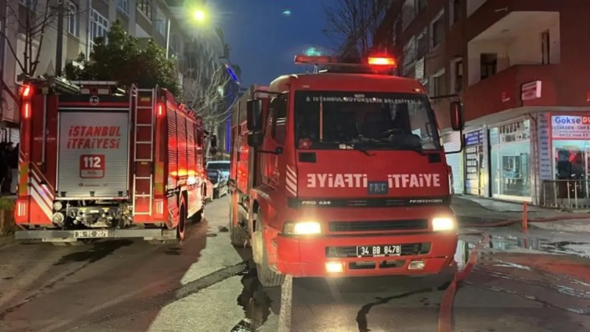 Küçükçekmece'de binadan alevler yükseldi!
