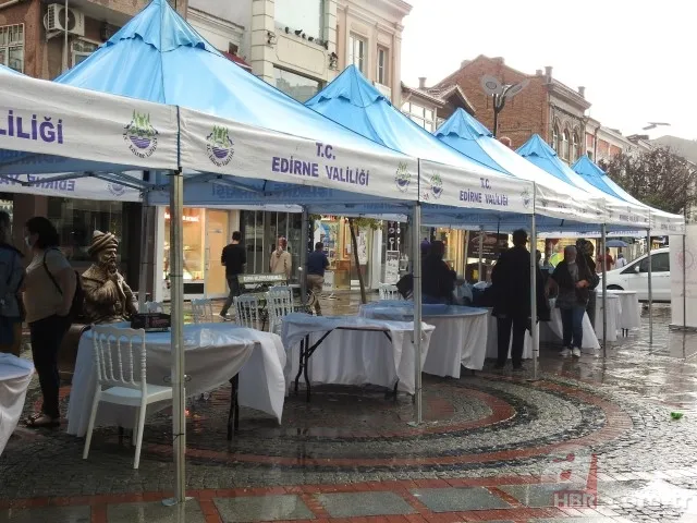 Edirne'de fırtına ve yağış etkili oldu! Vatandaşlar kaçacak yer aradı 3