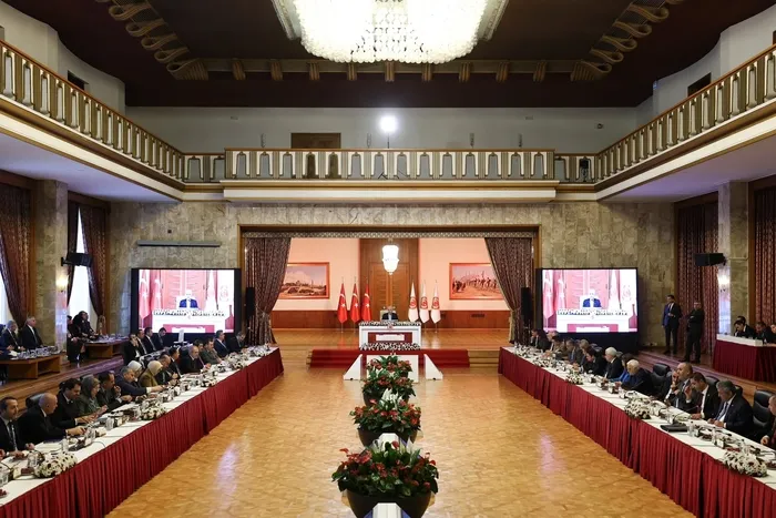 surec-komisyonu-imraliya-gidecek-terorsuz-turkiye-yolunda-kritik-esik-kim-ne-oy-kullandi-1763737953330.jpeg (Foto: AA)