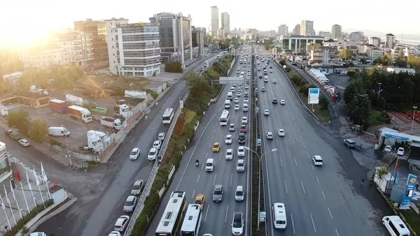 istanbulda-cuma-trafigi-erkenden-basladi-1632462708145.jpg İstanbul’da cuma trafiği erkenden başladı - 2