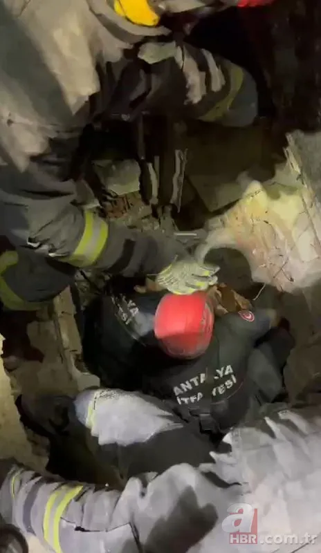 Enkazdan çıkan Ayfer ‘Gül Beyaz Gül’ ile hayata tutunmuştu! Zeynep Bastık'tan açıklama geldi! “Eğitim hayatlarında yanlarında olacağım” 4