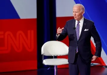 Joe Biden tuhaf hareketlerine devam ediyor! Sosyal medyayı sallayan anlar...