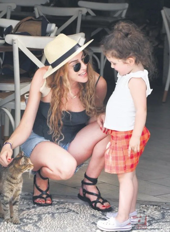 Kenan İmirzalıoğlu'nun minik kızı Leyla'ya bakın! Güzel anne Sinem Kobal'ın paylaşımı beğeni topladı! "İki bebek..." 9