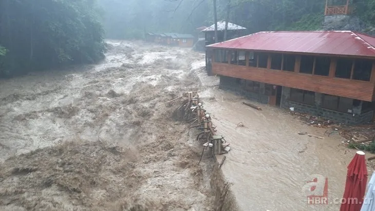 Rize yine sular altında: Dereler taştı yollar kapandı