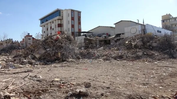 1677141846977.jpg Depreme Adıyaman’da yakalanan ailenin yaşadıkları dehşete düşürdü: Ayağımı çektiğimde parmaklarımın hepsi kopmuştu! - 9