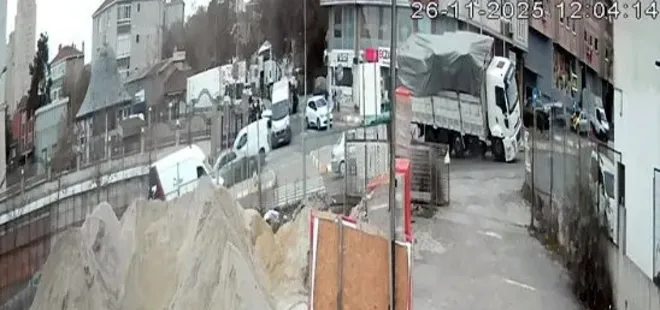 Esenyurt'ta yükü kayan kamyon devrildi