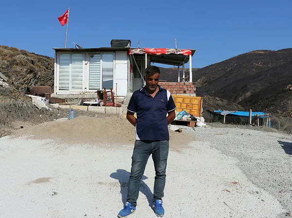 İzmir'de yaşandı! Yangında eşyalarından önce Türk bayrağını kurtardı - 2