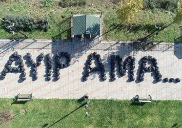Çöplerle 'Ayıp ama' yazarak mesaj verdiler