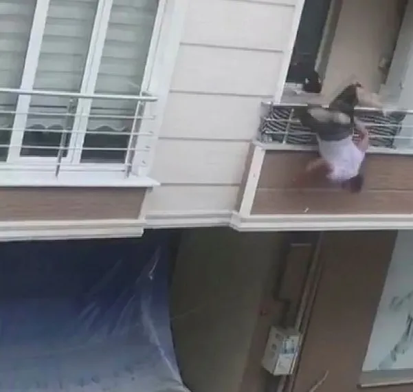 İstanbul’da akrabalarıyla tartışan kişi balkondan düştü! O anlar kamerada - 4