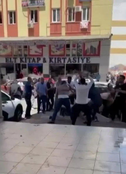 antalyada-tasli-sopali-kavga-kamerada-cok-sayida-yarali-ve-gozalti-1652443716381.jpg Antalya’da taşlı sopalı kavga kamerada! Çok sayıda yaralı ve gözaltı - 3